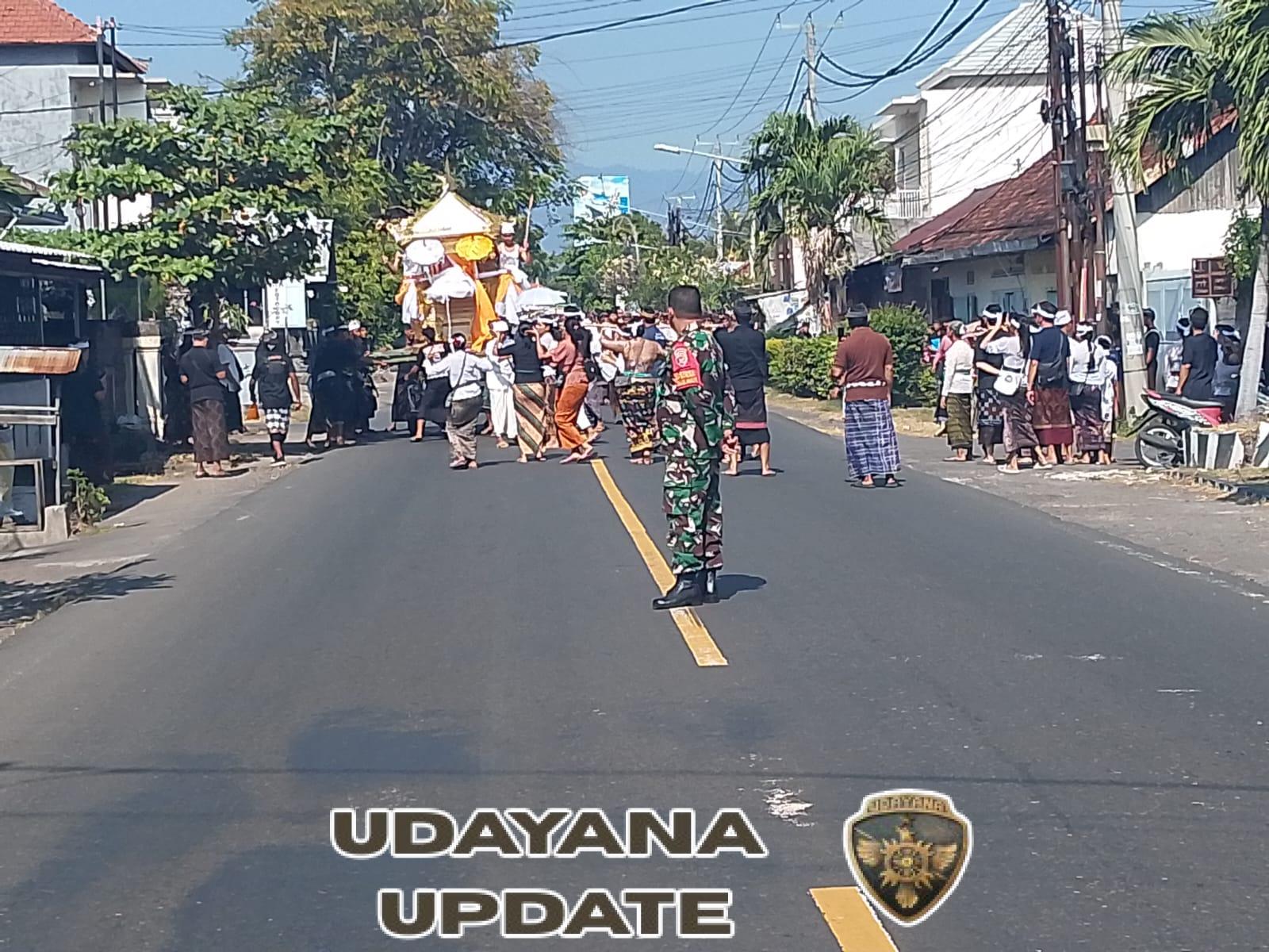 Babinsa Temukus Serka Sukarjo Kawal Jalannya Kremasi dengan Tertib dan Aman