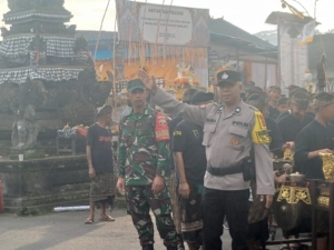 Babinsa Bebalang Bersama Aparat Gabungan Amankan Prosesi Adat Ngagah Jelang Ngaben Massal di Setra Bebalang