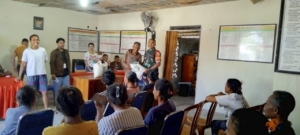 Babinsa Rote Barat Daya Kawal Pembagian Bantuan Beras di Dua Desa Sekaligus