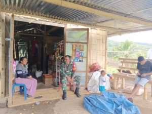 Serda Fransiskus A. Moa, Babinsa Detusoko, Sampaikan Pesan Kewaspadaan Cuaca kepada Warga Warung Ekolea