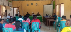 Babinsa Ende Kawal Pembagian Beras Bantuan Pemerintah di Desa Mage Kapa