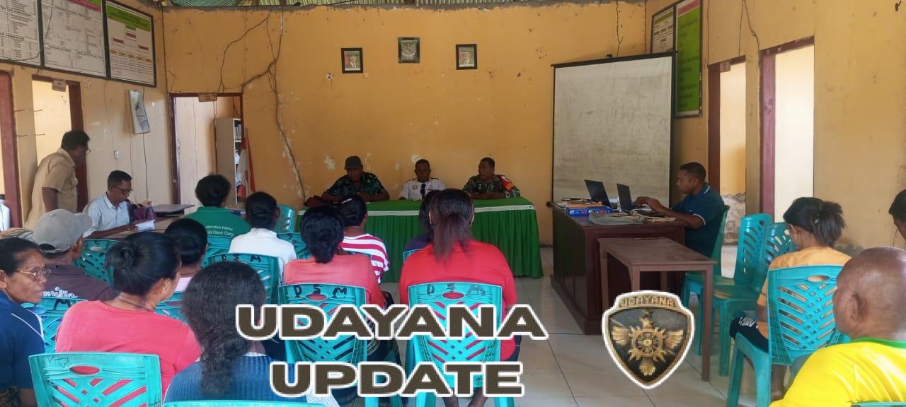 Babinsa Ende Kawal Pembagian Beras Bantuan Pemerintah di Desa Mage Kapa