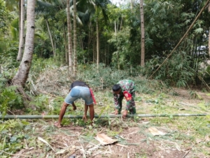 Babinsa Detusoko Laksanakan Komsos dan Pamwil serta Karya Bakti di Desa Roa