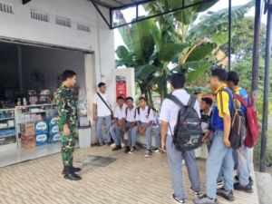 Babinsa Kodim 1602/Ende Beri Semangat dan Motivasi Pelajar di Kecamatan Ende Timur