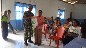 Babinsa Koramil 01/Lewa Dampingi Pembagian Beras di Desa Kombapari