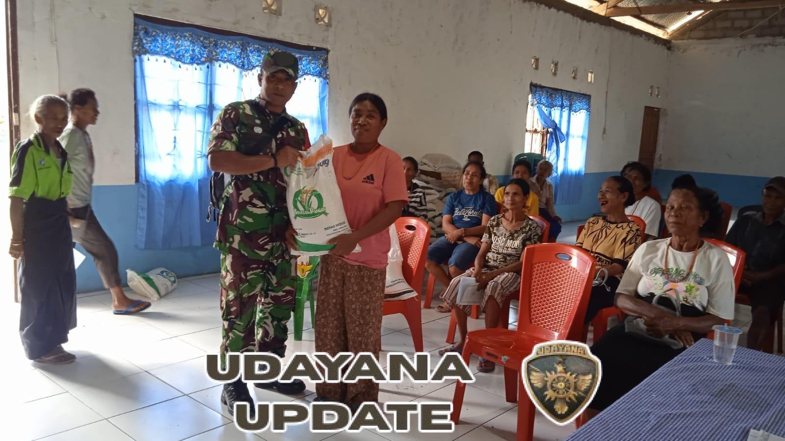 Babinsa Koramil 01/Lewa Dampingi Pembagian Beras di Desa Kombapari