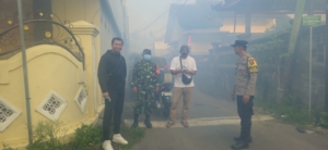 Babinsa Abianbase Dampingi Fogging Cegah DBD di Perum Tedung Sari Damai