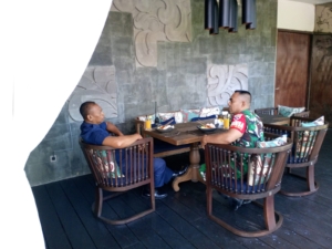 Babinsa Kelusa Komsos dan Monitoring Kamtibmas di Villa Samsara Ubud
