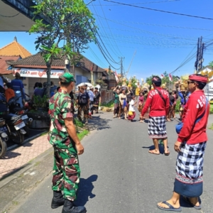 Babinsa Tegal Tugu Amankan Upacara Ngaben Warga Banjar Pratama Mandala