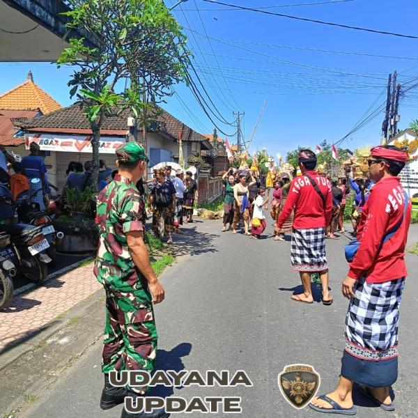 Babinsa Tegal Tugu Amankan Upacara Ngaben Warga Banjar Pratama Mandala