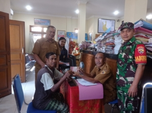 Babinsa Celuk Dampingi Penyaluran BLT Bulan Agustus di Tiga Banjar