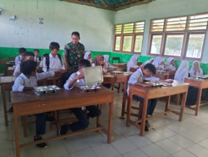 Koramil 02 Bolo Salurkan Ribuan Paket Makan Bergizi Gratis di Madapangga