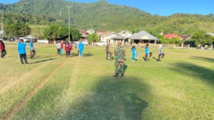 Babinsa Desa Tongo Latih Paskibra SMAN 1 Sekongkang Sambut HUT RI ke-80