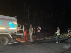 Babinsa dan Polsek Rote Tengah Bersama BPBD Padamkan Kebakaran Hutan Jati Lindung