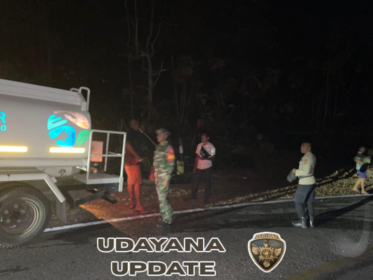 Babinsa dan Polsek Rote Tengah Bersama BPBD Padamkan Kebakaran Hutan Jati Lindung