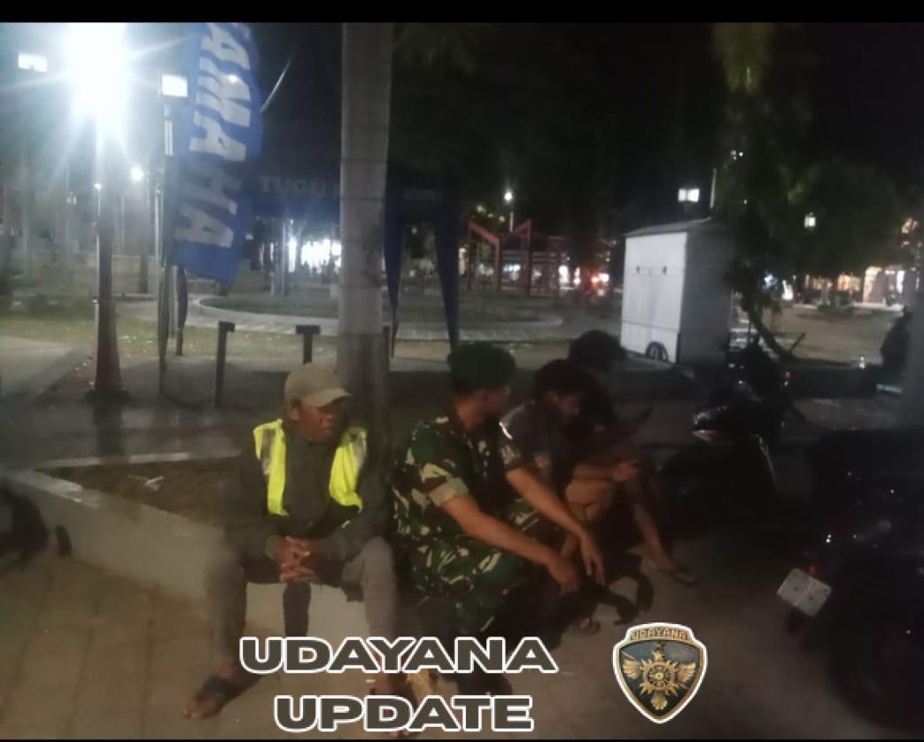 Babinsa Koramil Taliwang Giat Patroli Malam, Imbau Warga Jaga Kamtibmas