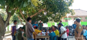 Babinsa Desa Tatede Dampingi Kegiatan Registrasi dan Vaksinasi Hewan Ternak di Dusun Tatede Dalam