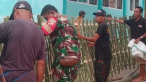 ‎Semangat Kemerdekaan, Warga Telaga dan Babinsa Kompak Membangun Pagar Sekolah