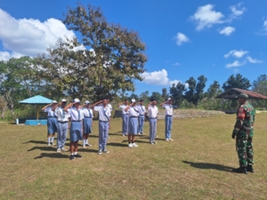 Serda Krispianus Degha Bina Disiplin Calon Paskibra di Kecamatan Bikomi Tengah