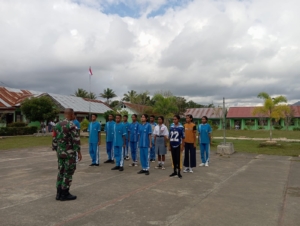 Persiapkan HUT RI ke-80, Babinsa Koramil 1618/Bisel Laksanakan Pelatihan Paskibraka di Biboki Tanpah