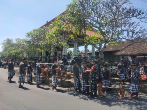 Dua Babinsa Jajaran Kodim Klungkung Kawal Upacara Ngaben