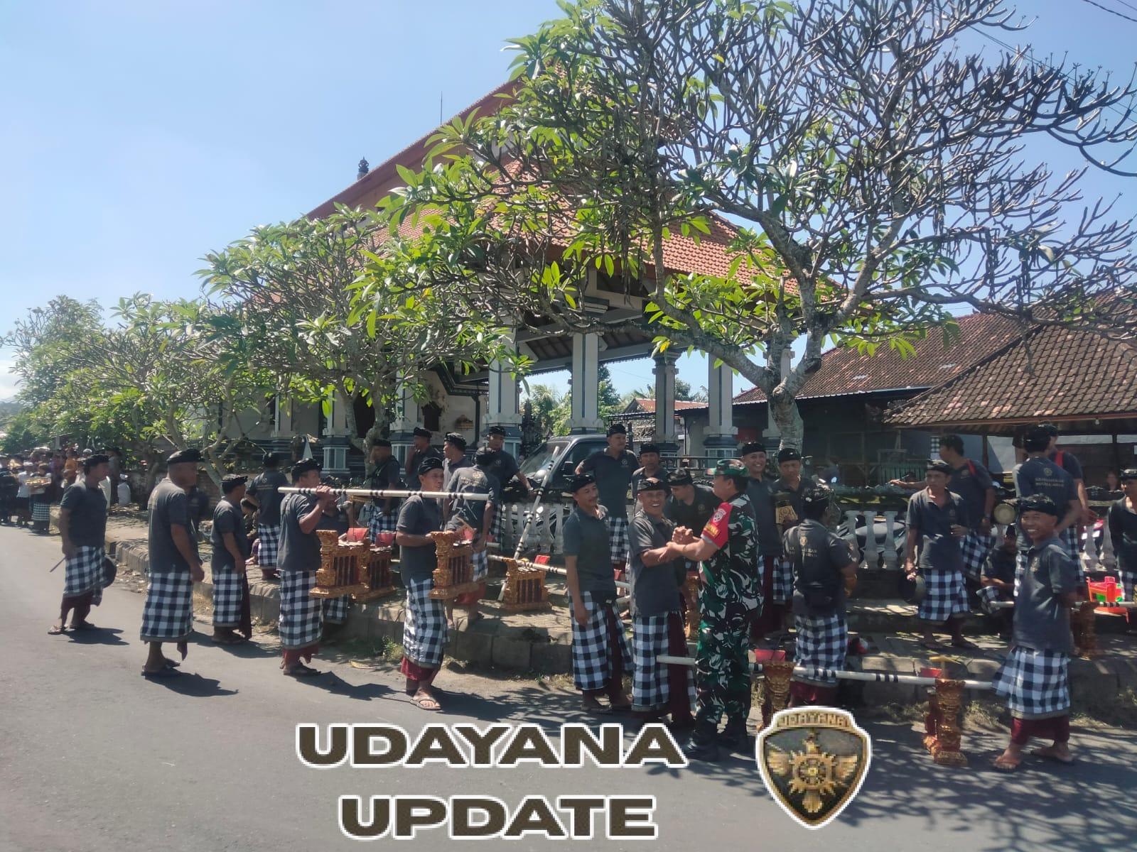 Dua Babinsa Jajaran Kodim Klungkung Kawal Upacara Ngaben