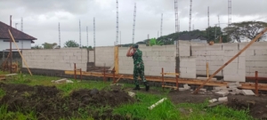 Babinsa Gelgel Monitoring Pembangunan Dapur MBG