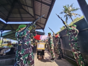 Kodim Klungkung Gelar Upacara Militer Perabuan Jenazah Almarhum  Wayan Lanus