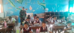 Babinsa Desa Dukuh bantu pendistribusian makan bergizi gratis kepada siswa – siswi di Kec.Kubu.