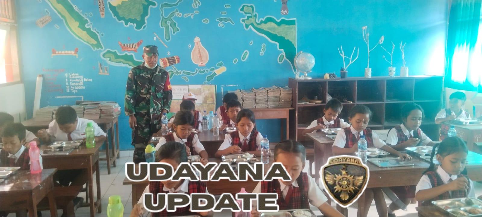 Babinsa Desa Dukuh bantu pendistribusian makan bergizi gratis kepada siswa – siswi di Kec.Kubu.