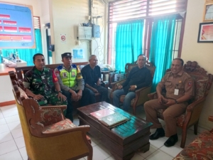 Babinsa Desa Selumbung pastikan seleksi perangkat Desa berjalan lancar.