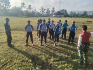 Kegiatan latihan Paskibra Kec.Selat dikunjungi Danramil 1623-06/Selat.