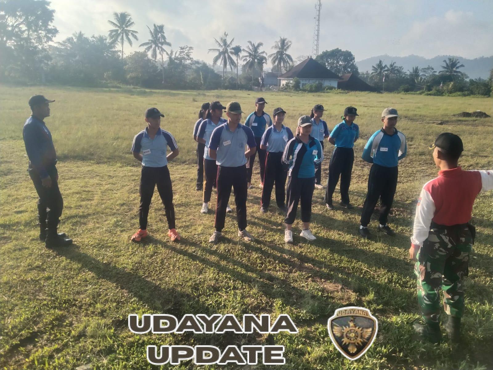 Kegiatan latihan Paskibra Kec.Selat dikunjungi Danramil 1623-06/Selat.