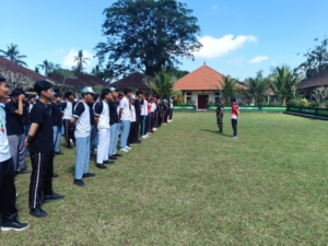 Dukung kelancaran lomba gerak jalan, Babinsa 1623-03/Rendang latihkan PBB siswa-siswi  SMA N l Rendang.