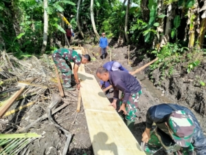 TMMD dan Warga Desa Batuan Bersatu Bangun Akses untuk Masa Depan