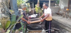 Lettu Cpl Nyoman Prajana Pimpin Langsung Rehab RTLH Dibantu Tokoh Setempat