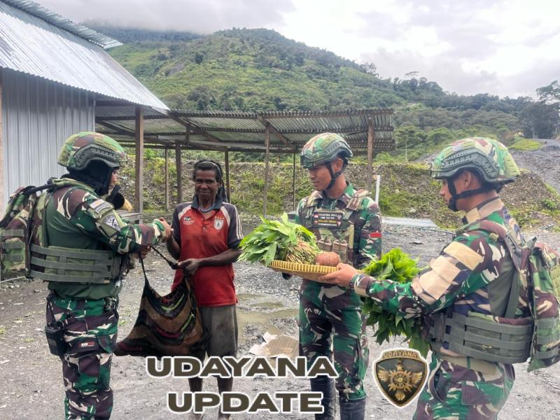 Satgas Yonif 743/PSY Bantu Ekonomi Masyarakat Lewat Belanja Kasih