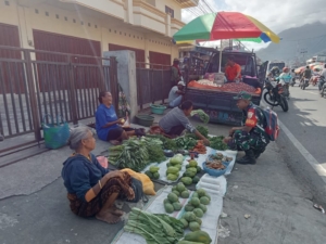 Babinsa Koramil 1602-01 Amankan Pasar Wolowona dengan Monitoring dan Sosialisasi