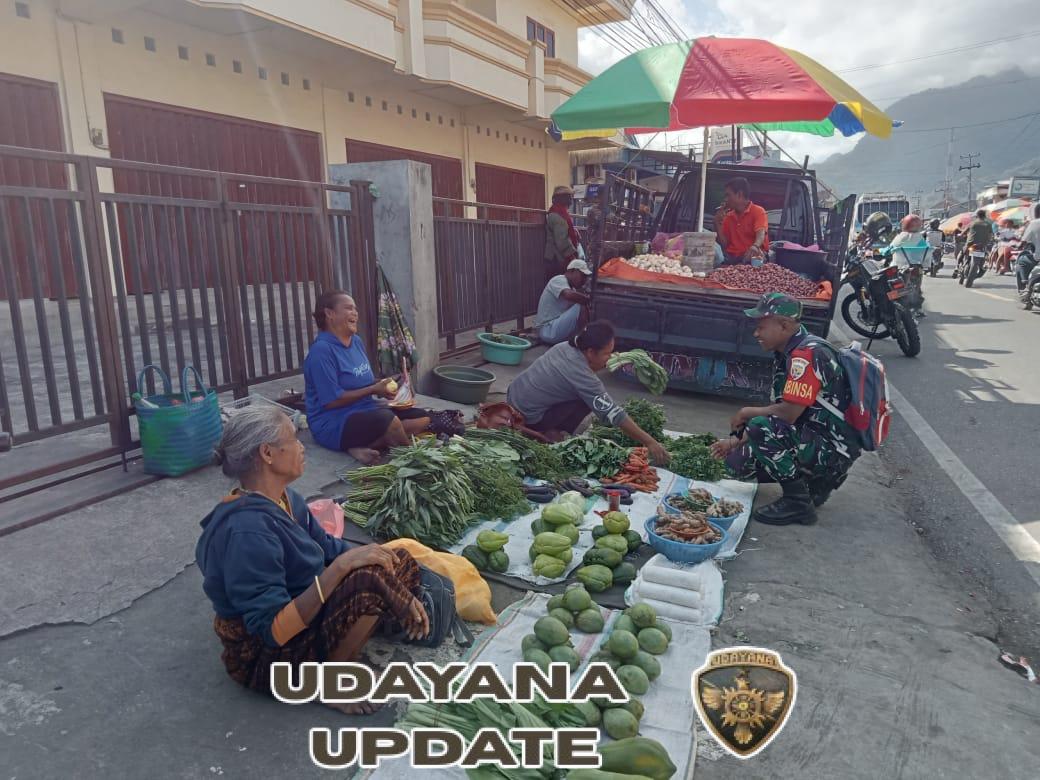 Babinsa Koramil 1602-01 Amankan Pasar Wolowona dengan Monitoring dan Sosialisasi