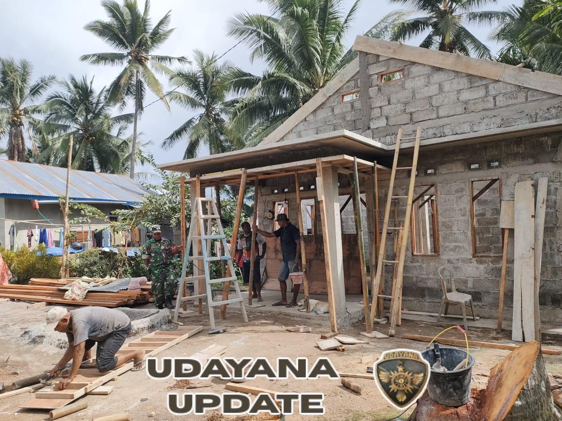 Babinsa Kodim 1602/Ende Himbau Warga Tetap Waspada Cuaca Saat Karya Bakti di Pujambu