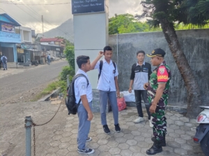 TNI Aktif Bina Generasi Muda, Babinsa Ende Lakukan Penertiban Pelajar di Wilayah Binaan