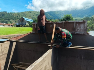 Kodim 1602/Ende Perkuat Kemanunggalan dengan Masyarakat Lewat Kegiatan Karya Bhakti di Desa Wiwipemo