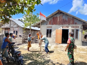 Babinsa Sertu Beny Cardoso Jalin Silaturahmi dan Ajak Warga Pasang Bendera di Hundihopo