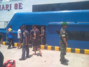 Babinsa Koramil Baa Laksanakan Pemantauan Kedatangan Kapal di Pelabuhan Ba’a