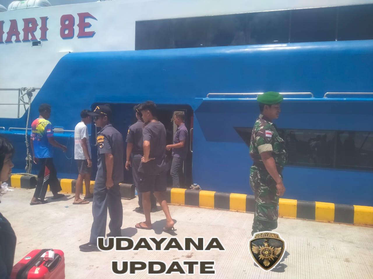 Babinsa Koramil Baa Laksanakan Pemantauan Kedatangan Kapal di Pelabuhan Ba’a