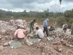 Karya Bakti Bersama Warga Babinsa Bantu Bangun Rumah
