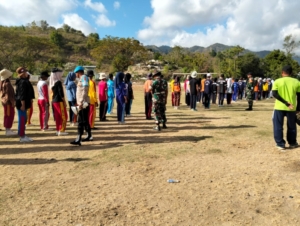 Para Anggota TNI Sulung Koramil Dampingi Latihan Paskibra di Dua Kecamatan