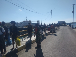 Koptu Imran Monitor Keamanan Bongkar Muat KMP. UMA KALADA di Pelabuhan Pantai Baru