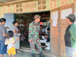 TNI Bersama Pemerintah Salurkan Bantuan Pangan untuk Warga Pinupahar