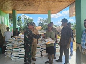 Babinsa Koramil 03/Katikutana Dampingi Penyaluran Bantuan Beras di Desa Tanamodu